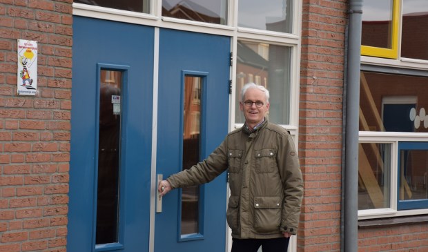 Meester Hein bij de ingang van De Vlinder