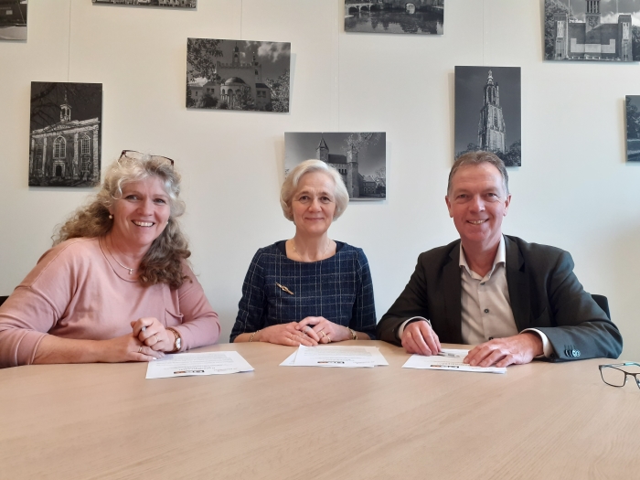De samenwerkingsovereenkomst wordt getekend door Marian Hoogebeen, directeur School voor Gezondheidszorg en School voor Welzijn, Mevrouw I.W.M. Vriens, bestuurder De Koperhorst en Drs. A. van Heest MBA, lid college van bestuur MBO Amersfoort.