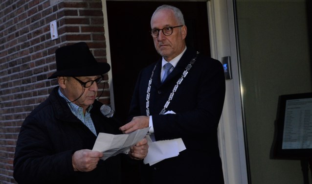 Louk de Liever, Nijkerkse overlevende van de Holocaust, las een Joods gebed voor de 48 Joodse slachtoffers uit Nijkerk voor.