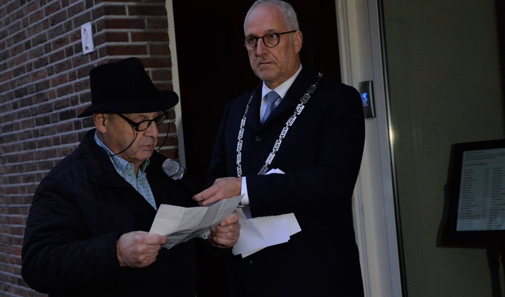 Louk de Liever, Nijkerkse overlevende van de Holocaust, las een Joods gebed voor de 48 Joodse slachtoffers uit Nijkerk voor.