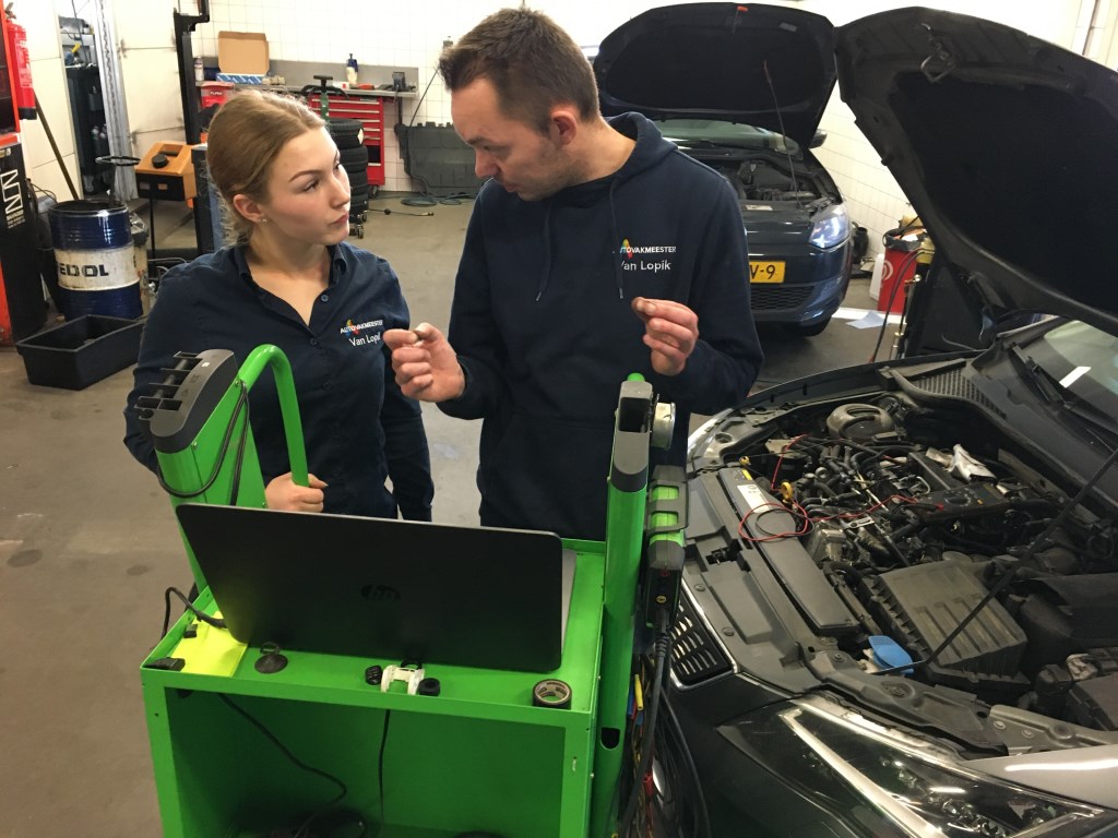 Marcel Stasse, praktijkopleider van Autovakmeester van Lopik, legt Ashley de fijne kneepjes van het vak uit.