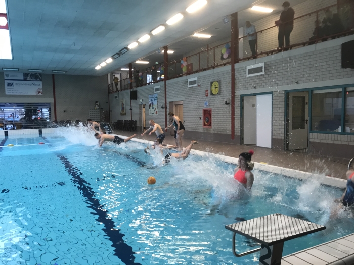 Een aantal leden sprong gezamenlijk het water in om het nieuwe jaar fris en sportief te beginnen.
