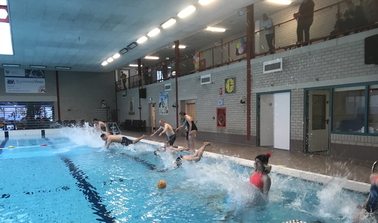 Een aantal leden sprong gezamenlijk het water in om het nieuwe jaar fris en sportief te beginnen. 