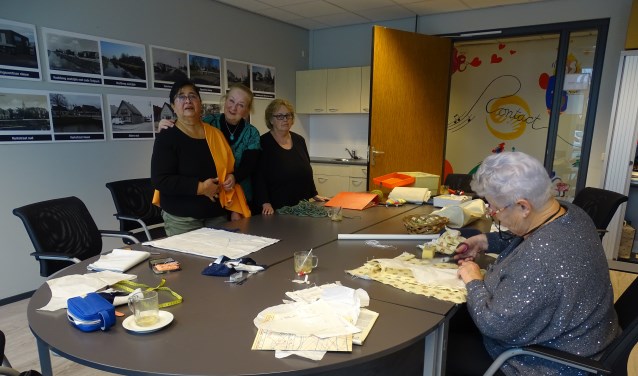 Carla Beenakker (midden achter) zoekt met een deelneemster passende lapjes bij elkaar