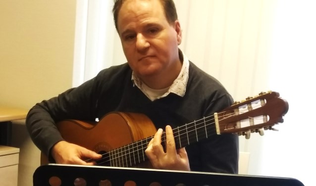 Marno Wieken spelend op z'n gitaar.