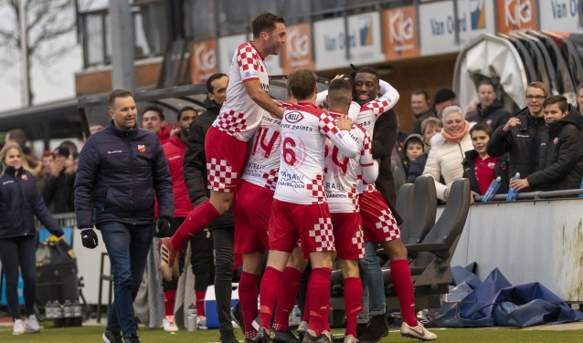 Charlton Vicento en zijn ploeggenoten vieren de 1-0 met coach Rick Adjei.