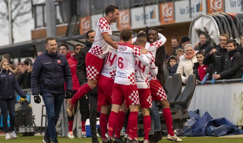 Charlton Vicento en zijn ploeggenoten vieren de 1-0 met coach Rick Adjei.