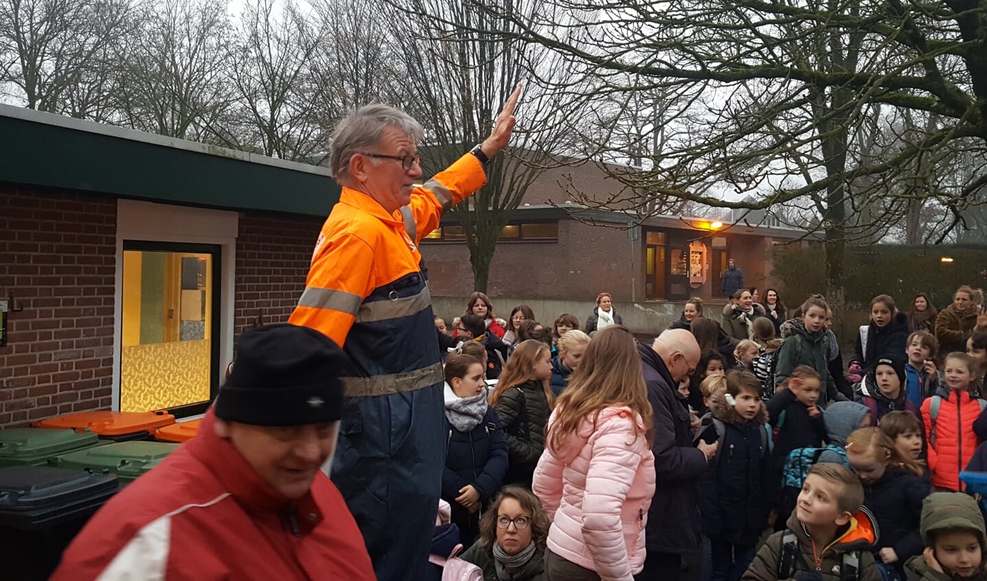 Koos de Vuilnisman doceert op het schoolplein van de 1e Van der Hucht