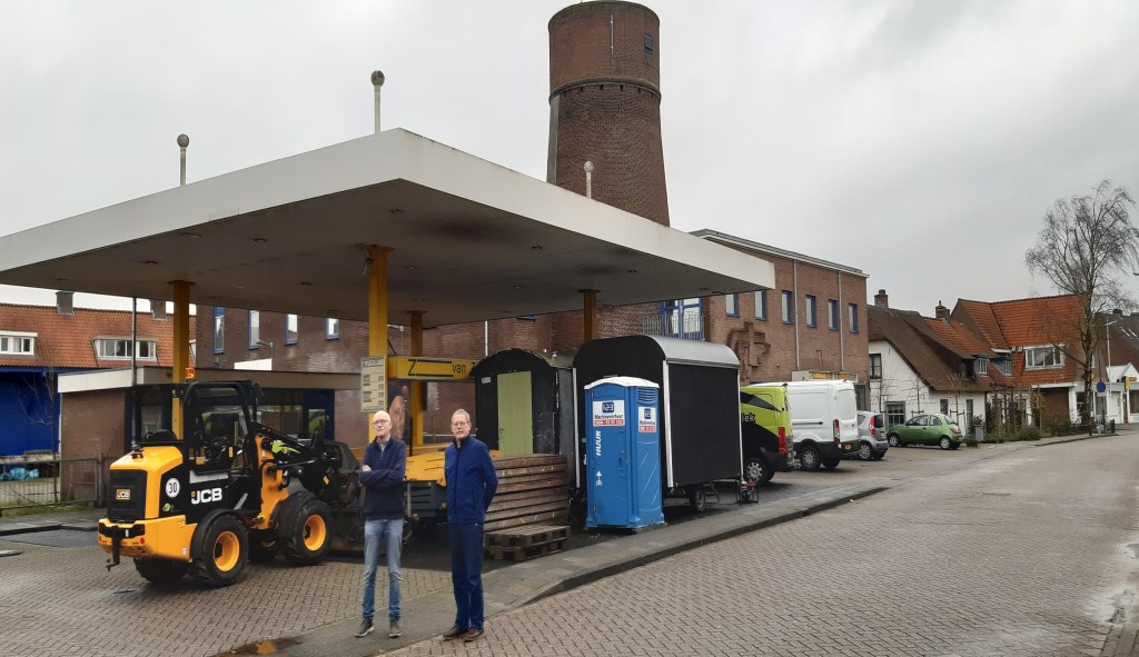 Paul Link en Joop Spaans bij het te slopen pompstation Van Zijl