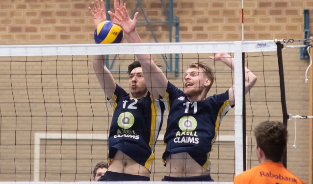 Josh Coan (12) is de nieuwste aanwinst bij Sovoco. De Amerikaan probeert samen met Joost van Dam een bal te blokkeren.
