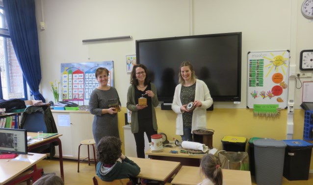 V.l.n.r. Directeur Marjolein Reurink, leerkracht Roos-Marieke van Viegen en gastdocente Elleke Eek.