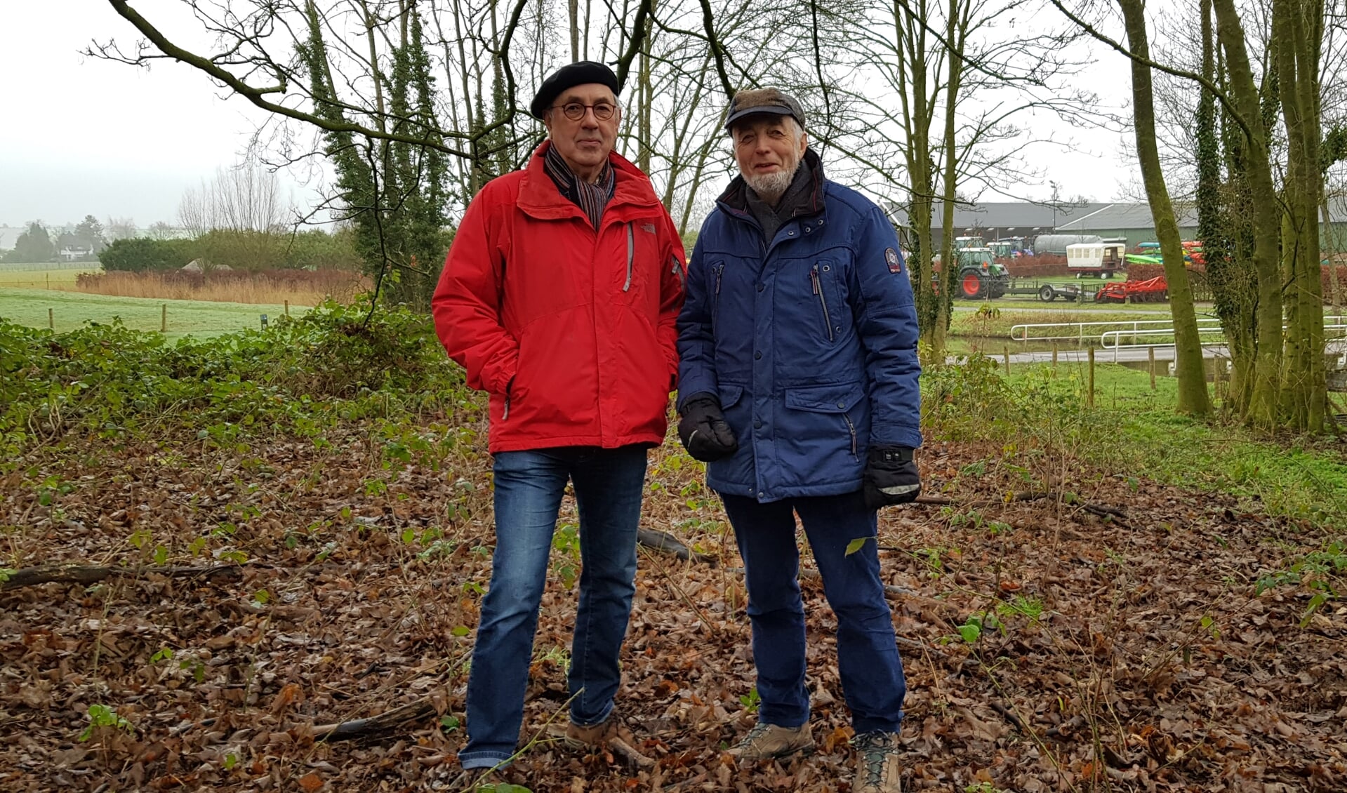 Nico de Haan (rechts) en Jan Ruijgrok zijn opgetogen over de vondst van een dassenburcht