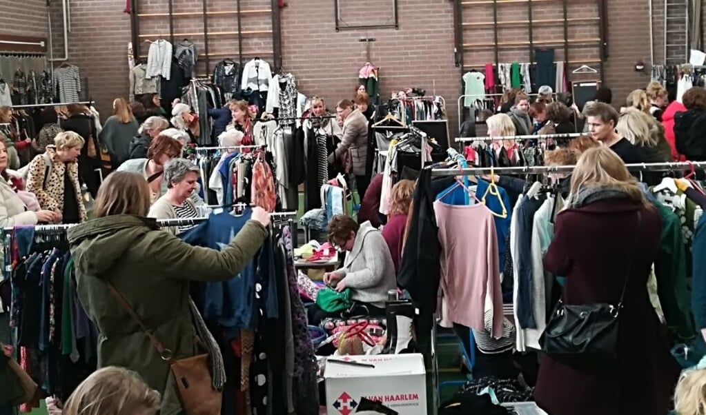 Tweedehands dameskledingbeurs Jurk aan de Rijn