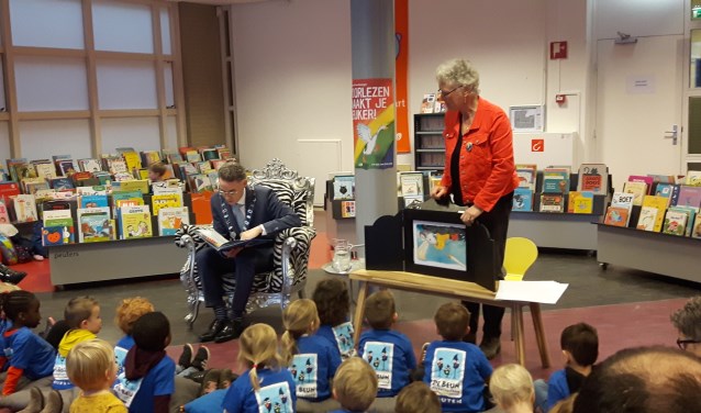 Burgemeester Isabella leest voor in de bibliotheek