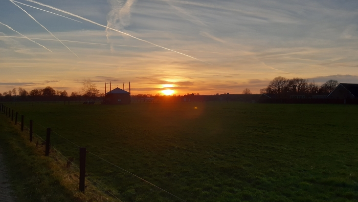 een mooie zonsondergang na een vrijwel wolkenloze dag