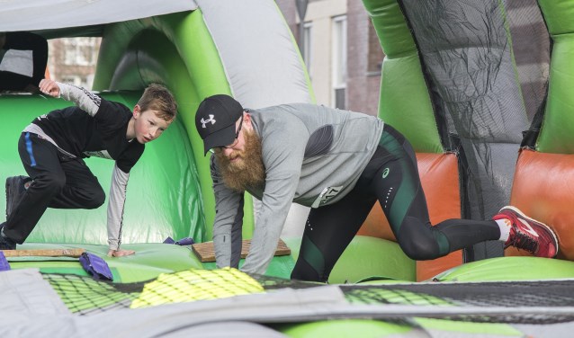 De Obstaclerun is een sportevenement waarbij leeftijd geen rol speelt.
