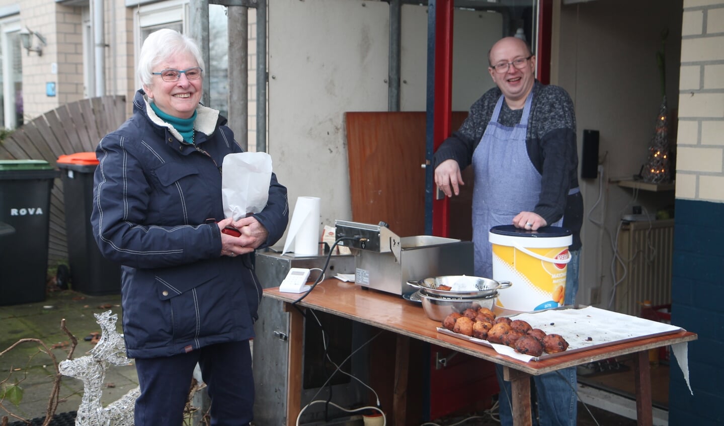 Rudie Veldhuizen (rechts) bakt in zijn voortuin voor Stichting Burgerinitiatief.