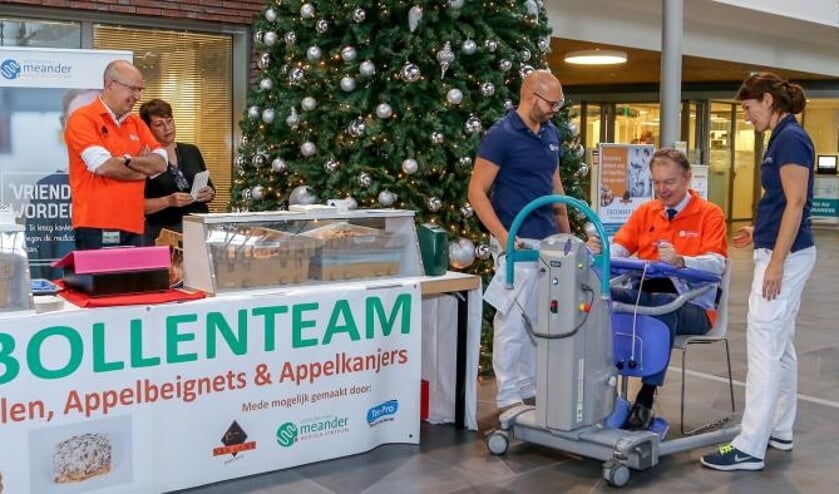 Burgemeester Mark Röell krijgt een demonstratie van de werking van de sta-op-stoel door de fysiotherapeuten van de Intensive Care onder toeziend oog van CEO van Meander Frank de Reij