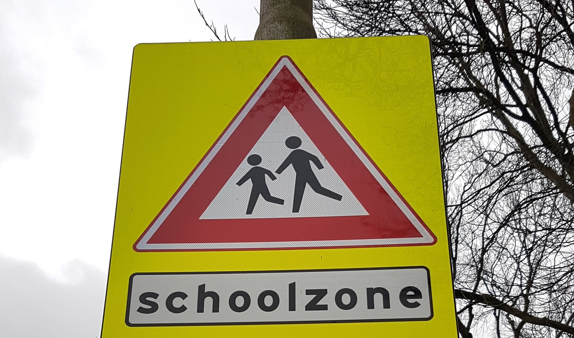 in de schoolzones zijn eerder al waarschuwingsborden voor overstekende kinderen geplaatst.