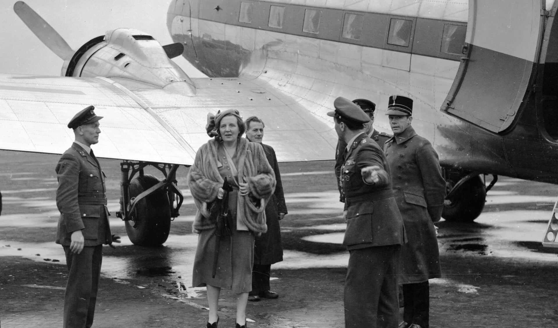Aankomst van koningin Juliana op vliegbasis Soesterberg per Dakota, in 1949. Het toestel was bestuurd door prins Bernhard.