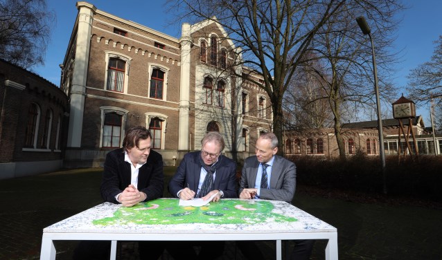 Het overdrachtsmoment tussen het Rijksvastgoedbedrijf en Schipper Bosch.