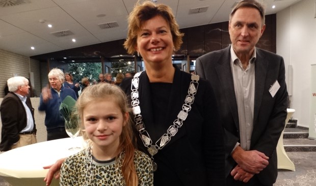 Jette Geldens kinderburgemeester, wethouder Erika Spil en de gemeentesecretaris