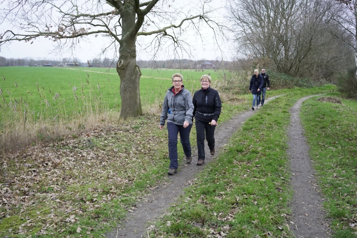 deelnemers lopen door het gevarieerde Woudenbergse landschapfl