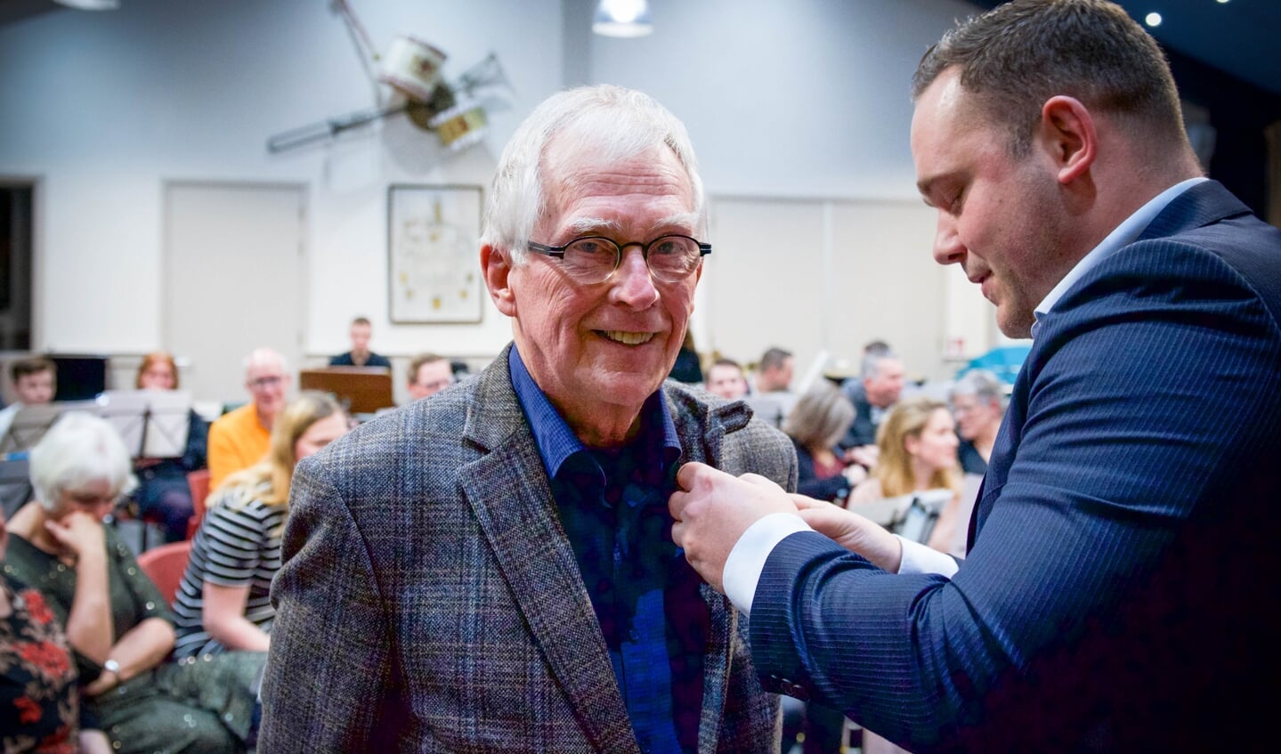 Piet Hootsen 40 jaar lid ontvangt de gouden Bazuin-speld van voorzitter Hans Bos