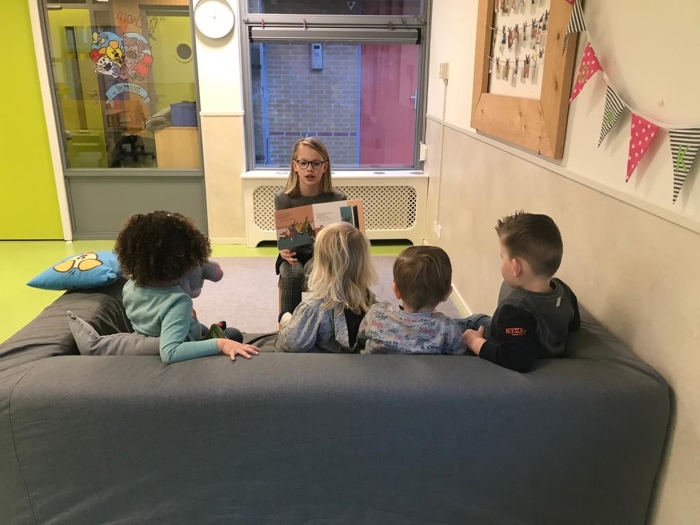 Leerling uit groep 8 leest voor bij Happy Kids