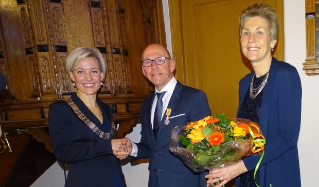 Buirgemeester Iris Meerts reikt de Koninklijke onderscheiding uit aan Henk Verweij