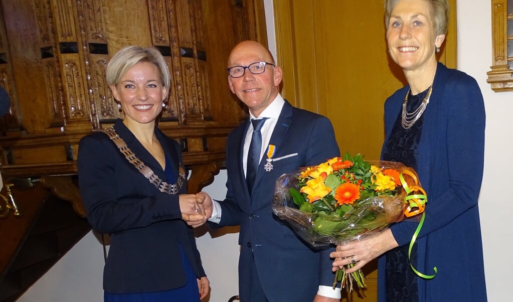 Buirgemeester Iris Meerts reikt de Koninklijke onderscheiding uit aan Henk Verweij