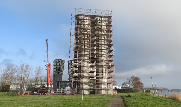De renovatie van de ventilatietorens aan de noordzijde van het Noordzeekanaal zijn in volle gang.