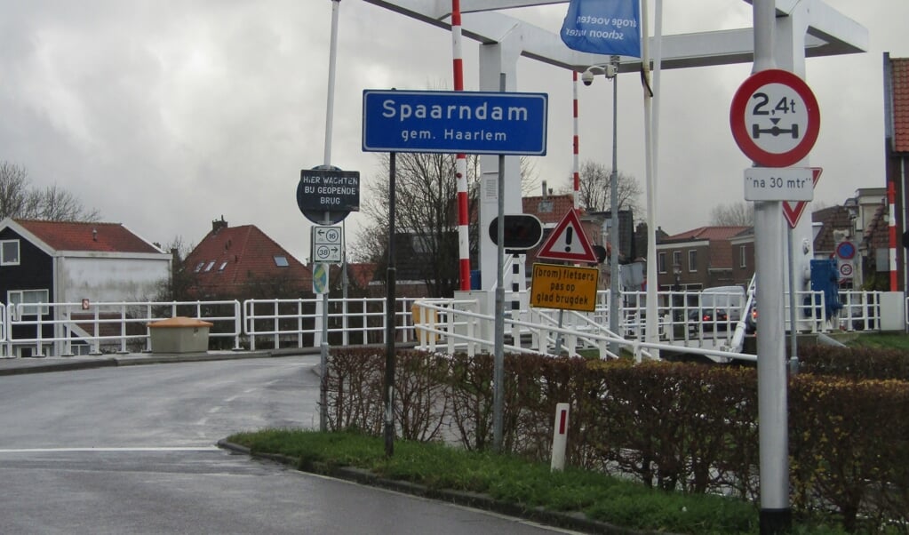 De grens tussen Haarlem en Haarlemmermeer, die Spaarndam in tweeën deelt.