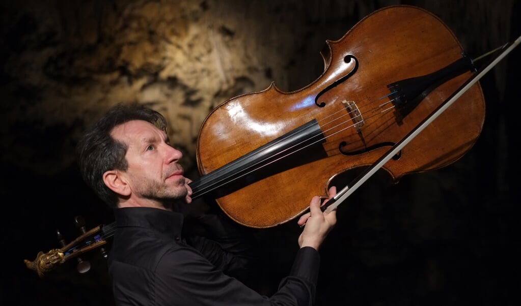 Robert Cohen speelt met zijn bijzondere cello op het Valleiconcert. 