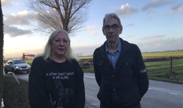 Linda van Santen en Paul Verberk op de oprit aan de Haarweg met op de achtergrond passerend verkeer