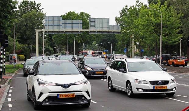 <p>Verkeer op de Keizer Karelweg ter hoogte van het Stadshart bij de A9.</p>