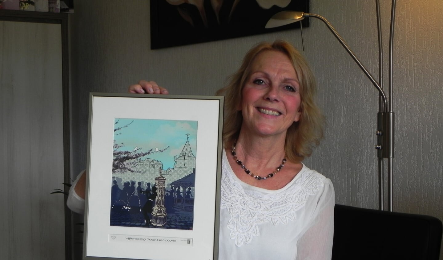 Dichter Pauline toont het kunstwerk dat haar ouders uit handen van burgemeester Isabella mochten ontvangen.