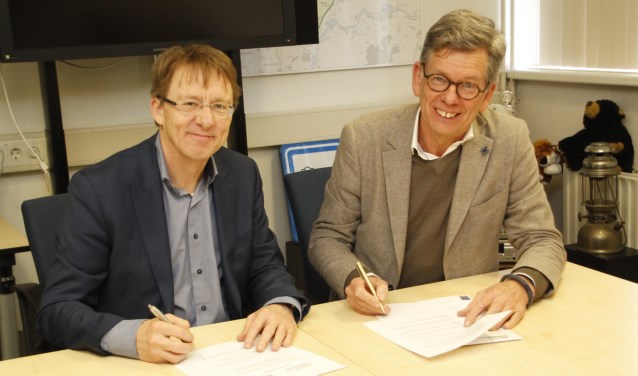 Directeur Philip Bosman (l) van de gemeente West Betuwe en Afdelingsmanager Beheer en Onderhoud wegen Harry Scholtens van provincie Gelderland ondertekenden op 28 januari de intentieovereenkomst. Daarmee zetten de partijen een stap in de richting van een provinciesteunpunt en een gemeentewerf op één locatie aan de Boutensteinseweg in Rumpt.