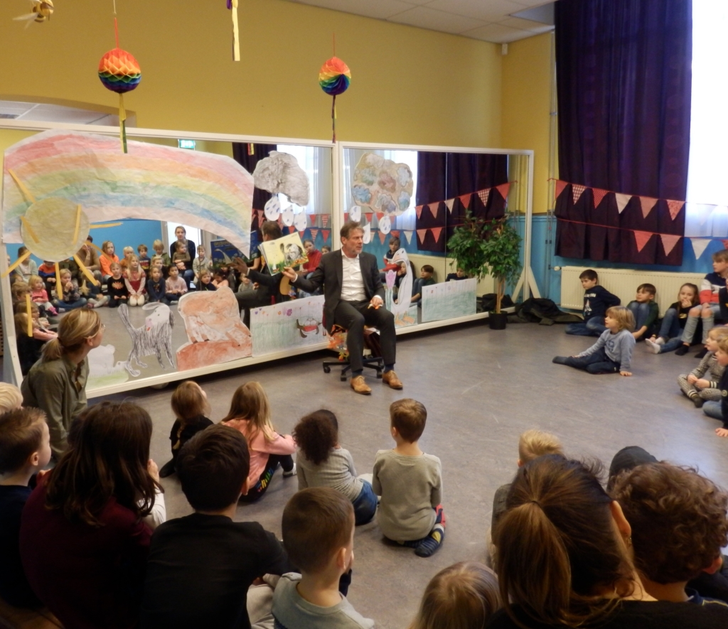 Wethouder Van Doesburg leest de kinderen op Kindcentrum Alexandra voor uit het boek Moppereend.