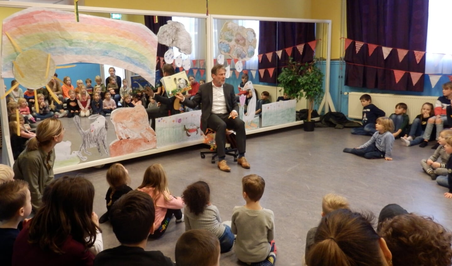 Wethouder Van Doesburg leest de kinderen op Kindcentrum Alexandra voor uit het boek Moppereend.