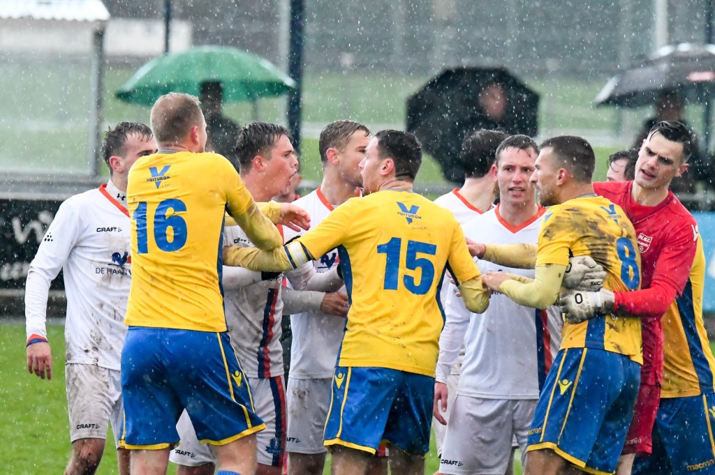 Na een uur spelen, bij een 2-0 stand, vond een opstootje plaats. Dit was de aanleiding voor het staken van het duel