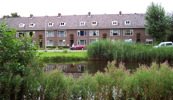 Woonblok Begoniastraat van overzijde Kloostersingel
