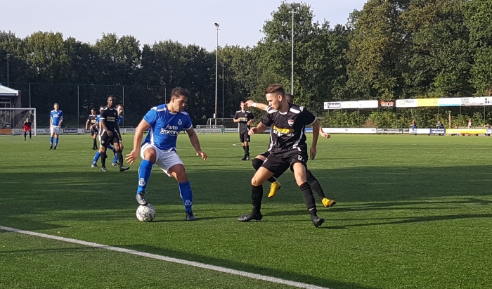 Ali Coban namens SO Soest in actie met Smeeing op het shirt. Het automobielbedrijf zal minimaal tot 2023 het shirt van SO Soest sieren.