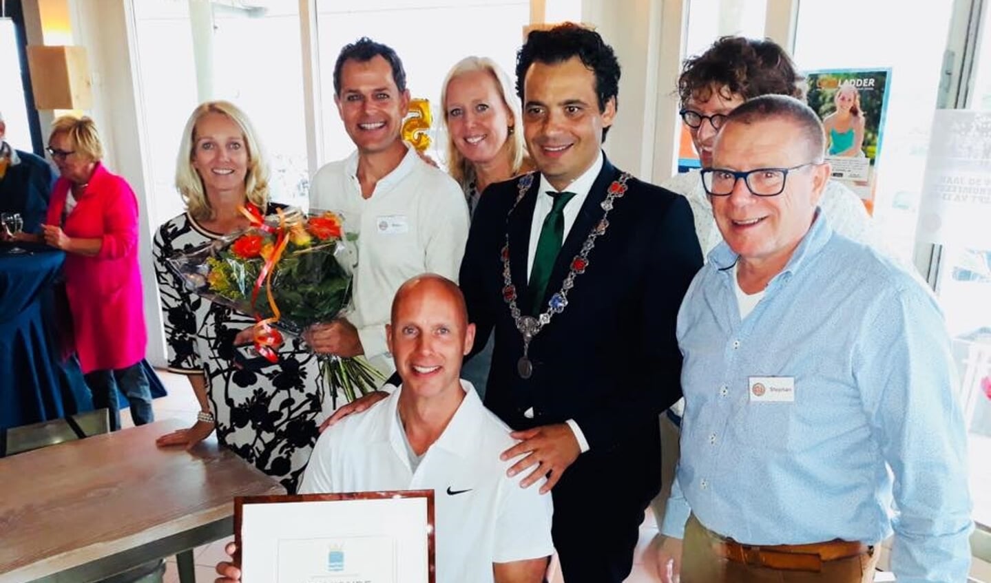 Wethouder Elzakalai heeft Tennisvereniging Nieuw-Vennep vereerd met een oorkonde en erepenning. 