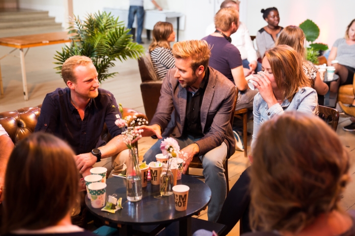 Groep mensen die met elkaar praat