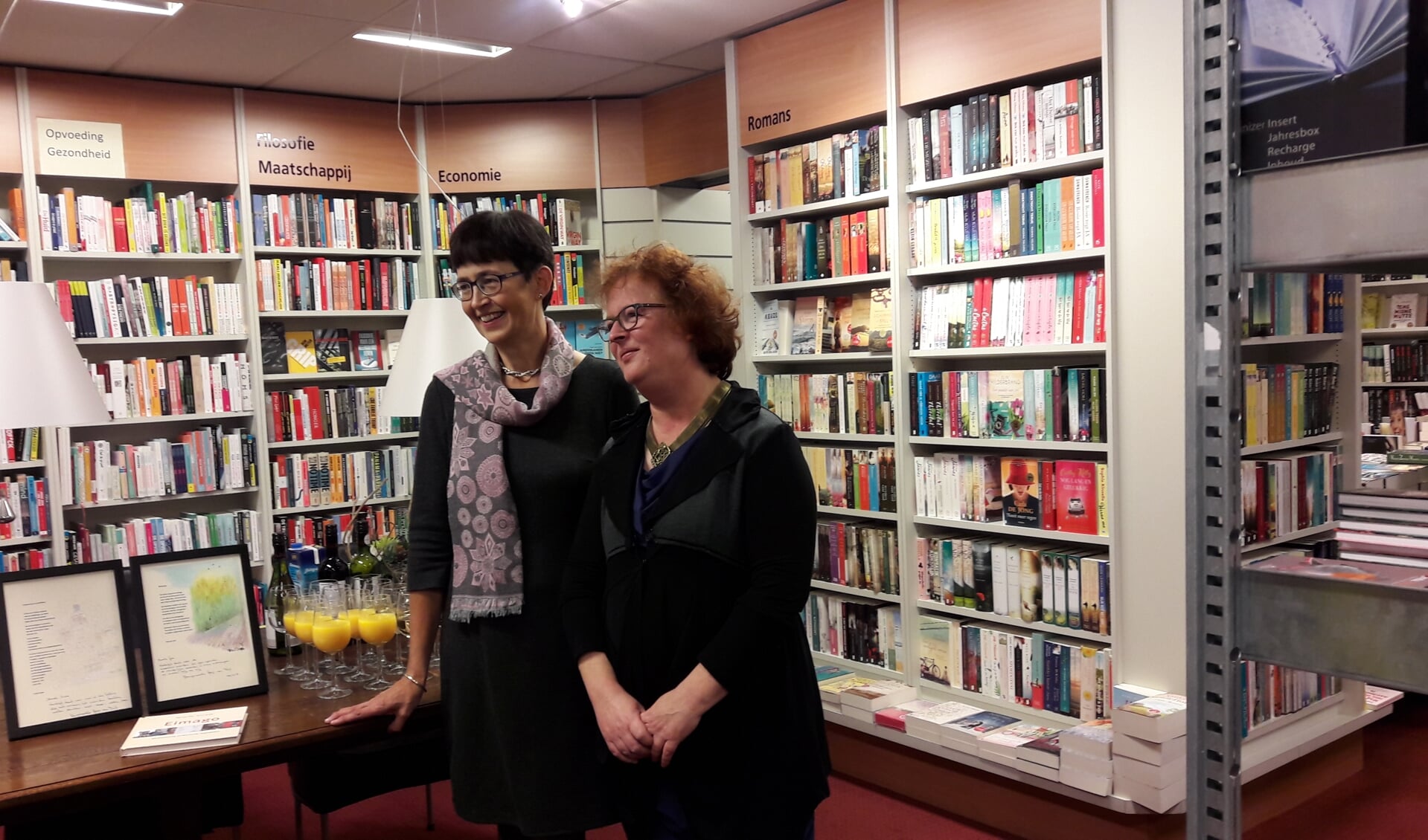 Oud-dorpsdichters Ernie Kuijer en Gea van Drie presenteren hun bundel in Boekhandel Romijn.