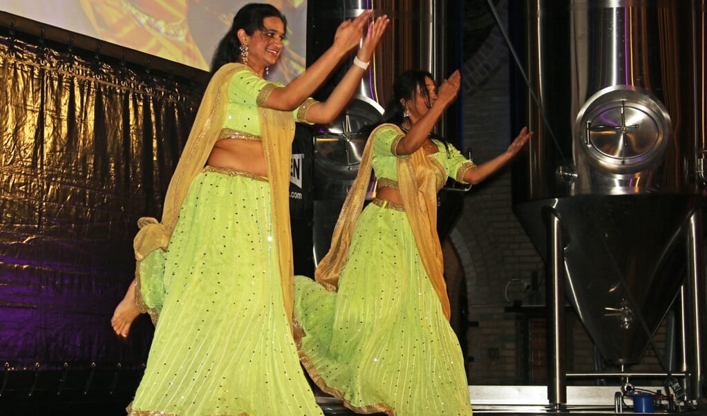 Danslerares Vyjayanthi Iyer (Vyju) en haar studente Drashti Trivedi gaven een klassiek Bollywood-optreden.