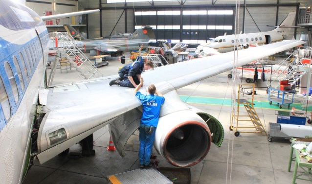 Studenten sleutelen aan de Boeing 737, het pronkstuk van de vliegtuigcollectie van de school.