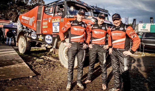 De equipe van Mammoet Rallysport gaat in Saoedi-Arabië beginnen aan een nieuw avontuur. Van links naar rechts: Wouter de Graaff, Mitchel van den Brink en Martin van den Brink.