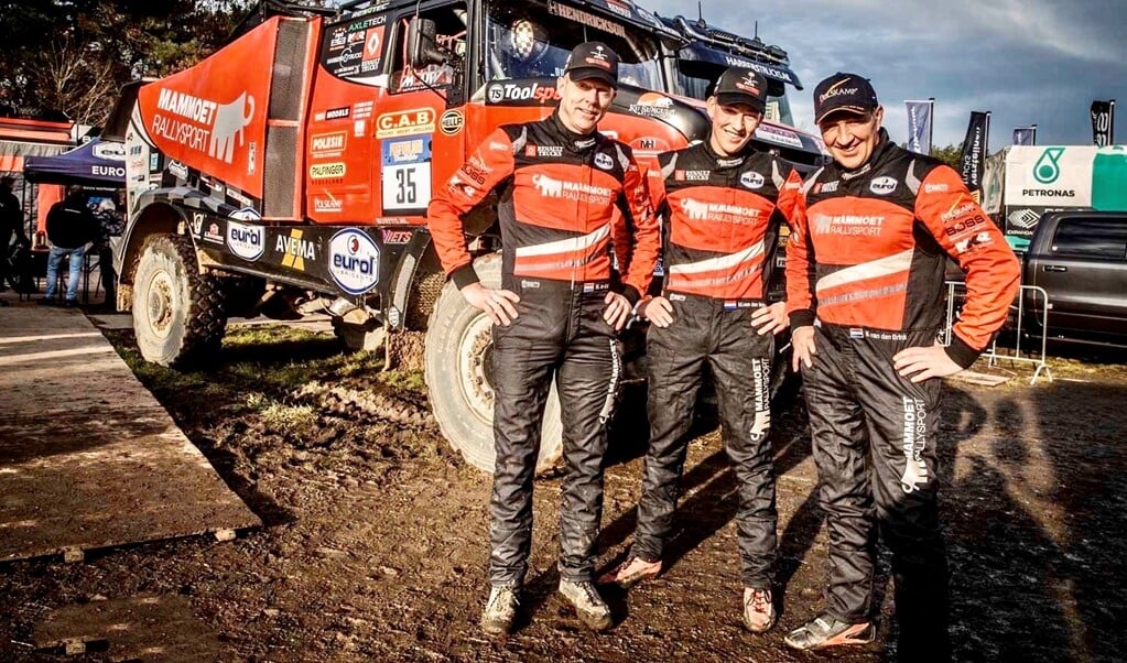 De equipe van Mammoet Rallysport gaat in Saoedi-Arabië beginnen aan een nieuw avontuur. Van links naar rechts: Wouter de Graaff, Mitchel van den Brink en Martin van den Brink.